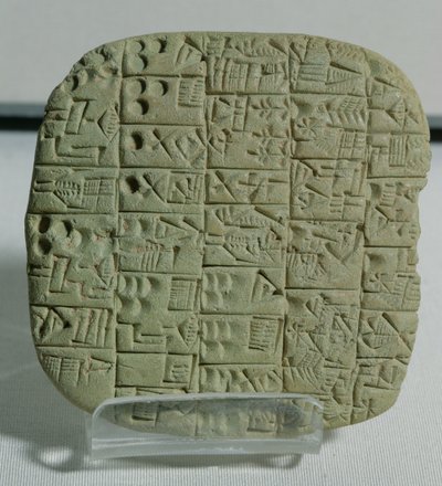Tafel mit Keilschrift, die einen Vertrag über den Verkauf eines Feldes und eines Hauses aus Shuruppak, ca. 2600 v. Chr., beschreibt von Mesopotamian